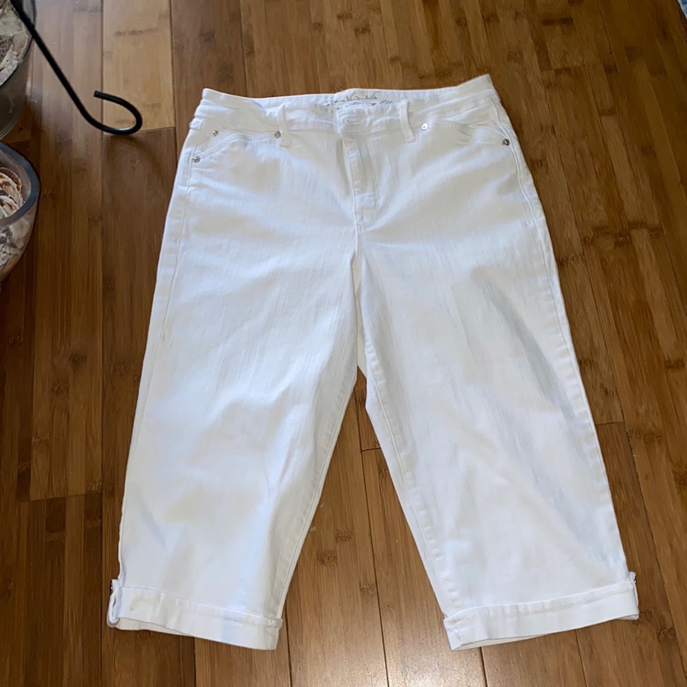 Gloria Vanderbilt white slimming effect Capri